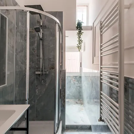 The Rent - Spacious Multi-room On Via Cavour Apartment