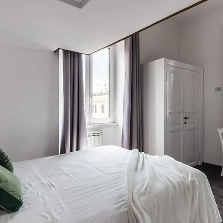 The Rent - Spacious Multi-room On Via Cavour Apartment