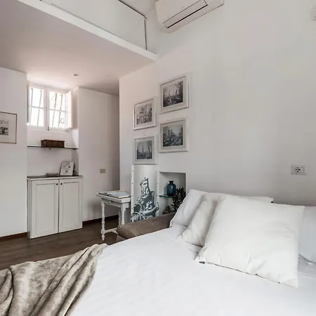 The Rent - Spacious Multi-room On Via Cavour Apartment *