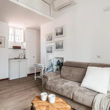 The Rent - Spacious Multi-room On Via Cavour Apartment *