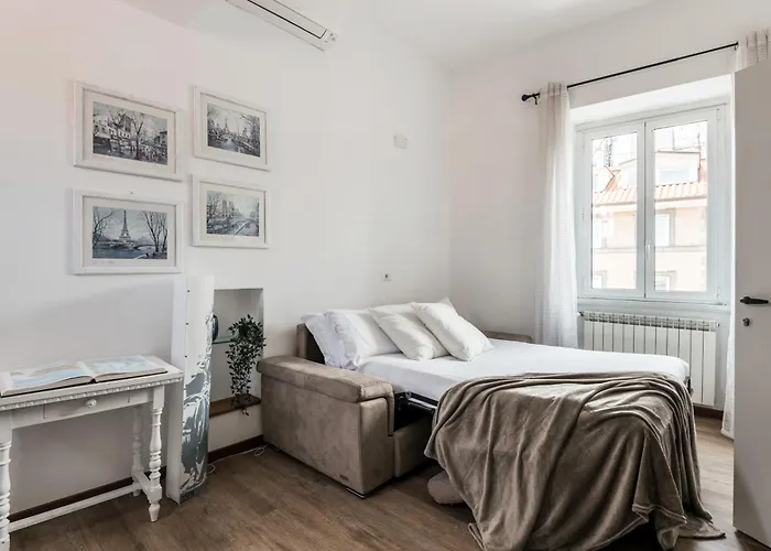 Lägenhet The Rent - Spacious Multi-room On Via Cavour *