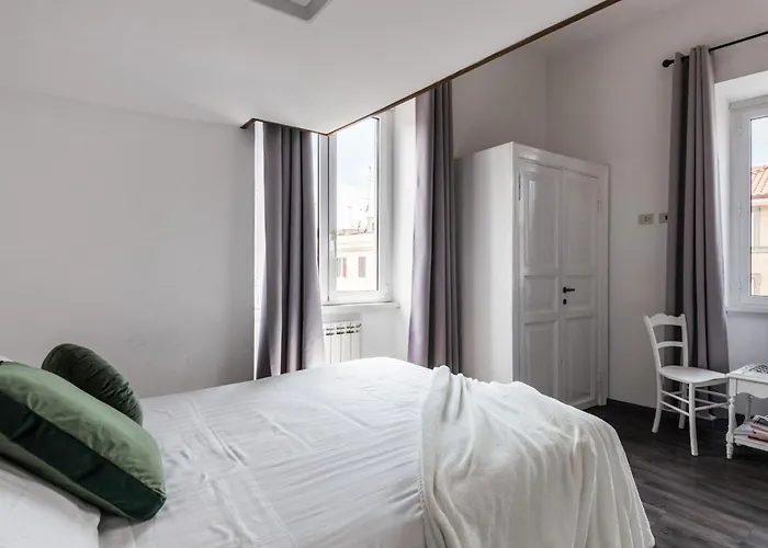 The Rent - Spacious Multi-room On Via Cavour Lägenhet